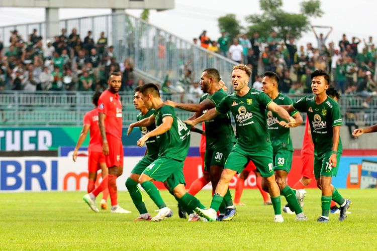 Pemain Persebaya Surabaya selebrasi seusai menjebol gawang Borneo FC saat pertandingan pekan ke-22 Liga 1 2022-2023 yang berakhir dengan skor 3-2 di Stadion Gelora Joko Samudro Gresik, Jumat (3/2/2023) sore. Terkini, Persebaya akan menjamu PSS Sleman pada pekan ke-24 Liga 1, Senin (13/2/2023).