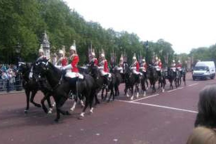 Pasukan berkuda Queen's Guard melintas di hadapan paea wisatawan