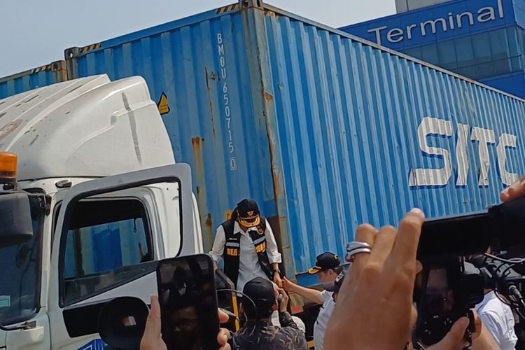 Menteri Keuangan Sri Mulyani memanjat truk kontainer ketika meninjau pengeluaran truk yang membawa barang impor di Jakarta International Container Terminal (JITC), Tanjung Priok, Jakarta, Sabtu (18/5/2024).