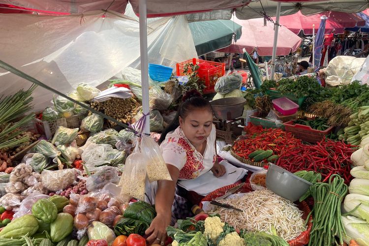 - Pemilik lapak sayur di Pasar Perumnas Klender, Malaka Sari, Duren Sawit, Jakarta Timur, bernama Maryati (35) di lokasi, Kamis (18/4/2024).