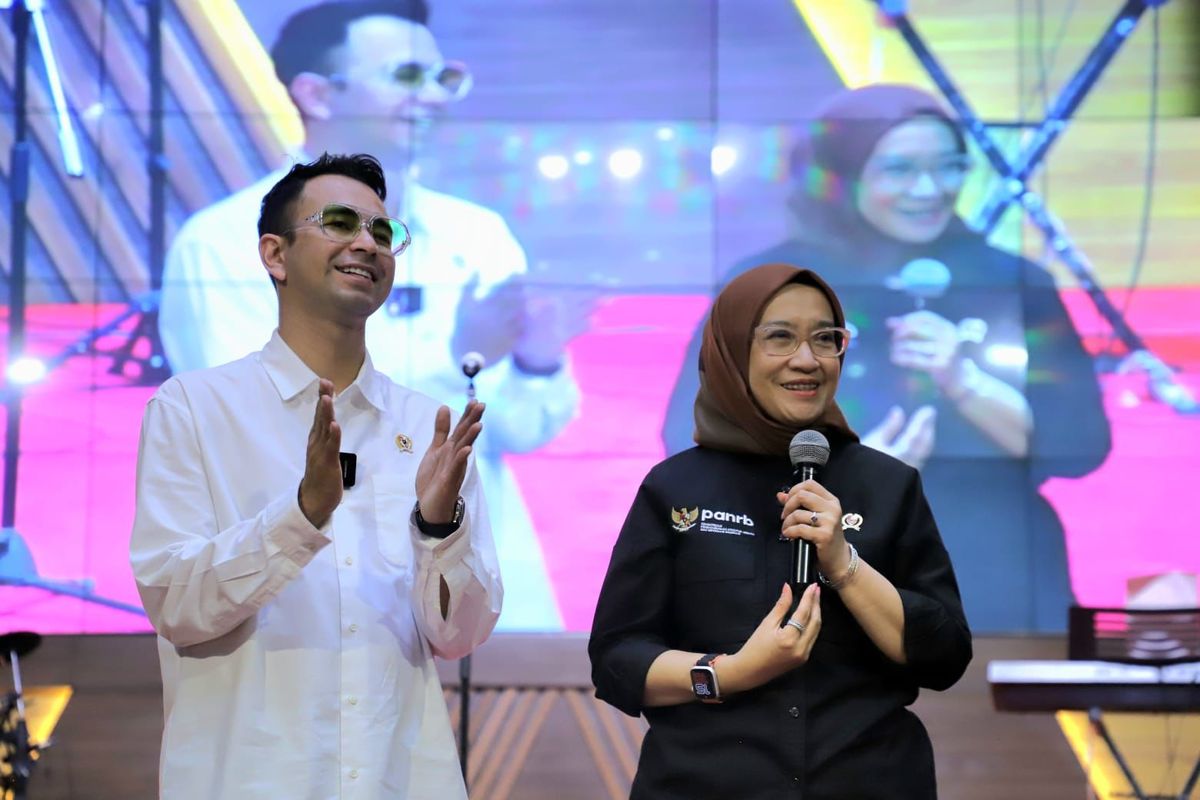 Menteri PANRB Rini Widyantini dan UKP Bidang Pembinaan Generasi Muda dan Pekerja Seni Raffi Ahmad dalam acara Selasa Sharing (Selasar) Edisi Kedua di Kantor Kementerian PANRB, Jakarta, Selasa (17/6/2025).