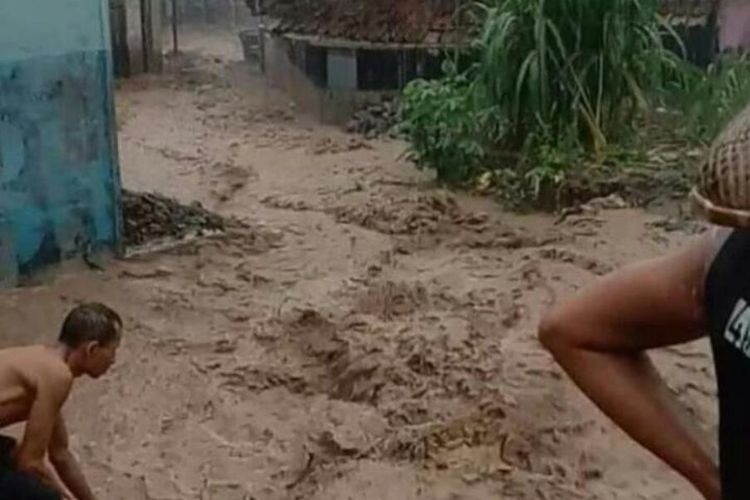 Hujan deras yang melanda Kabupaten Bogor menyebabkan terjadinya banjir di Kampung Ciputih Lebak, Desa Jaya Raharja, Kecamatan Sukajaya, Kabupaten Bogor, Jawa Barat.