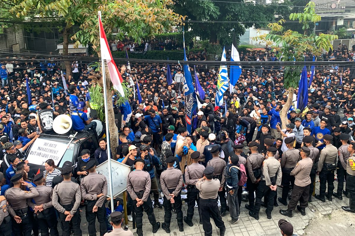 Bobotoh Persib geruduk Kantor Persib di Jl Sulanjana Bandung, Rabu (28/9/2022) jelang laga Persib vs Persija di Liga 1 2022-2023. Bobotoh berunjuk rasa menuntut sistem tiket kolektif untuk komunitas bobotoh.