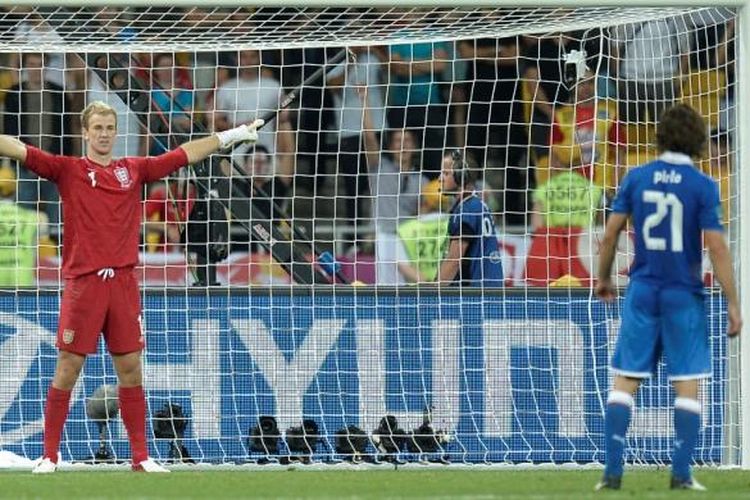 Joe Hart (kiri) dan Andrea Pirlo berduel dalam adu penalti saat Inggris melawan Italia pada perempat final Piala Eropa 2012 di Stadion Olympic, Kiev. 