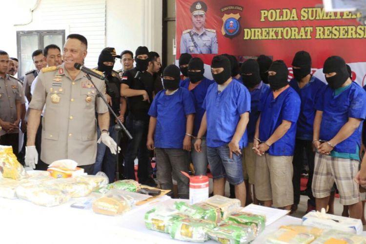 Kapolda Sumut Irjen Pol Paulus Waterpaw bersama 13 pelaku perdagangan narkoba kelas kakap dan barang bukti 38 kilogram sabu, Kamis (7/12/2017). 
