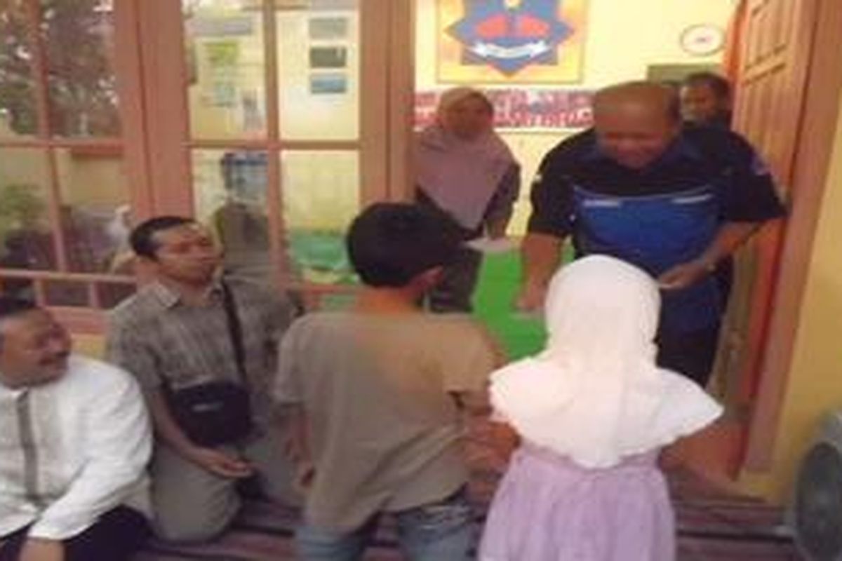 Anak-anak ODHA menerima tali asih dari LSM GAPOERA Demak, pada acara buka puasa bersama, Minggu (12/8/2012) 