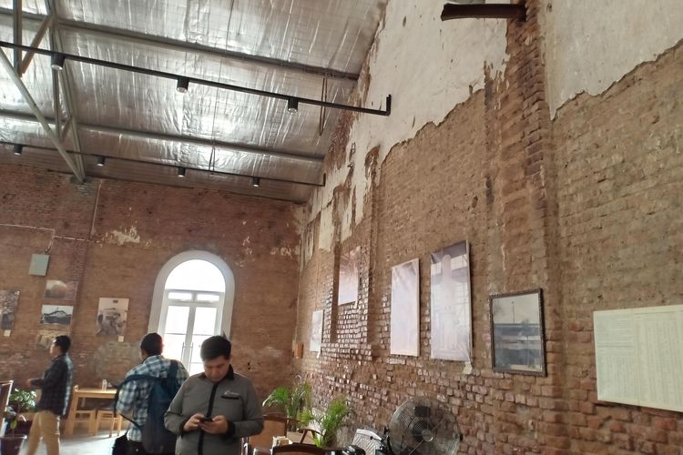 Dinding di bangunan bekas pabrik gula Banjaratma yang sebagian besar sudah mengelupas tapi tetap dipertahankan agar terlihat otentik