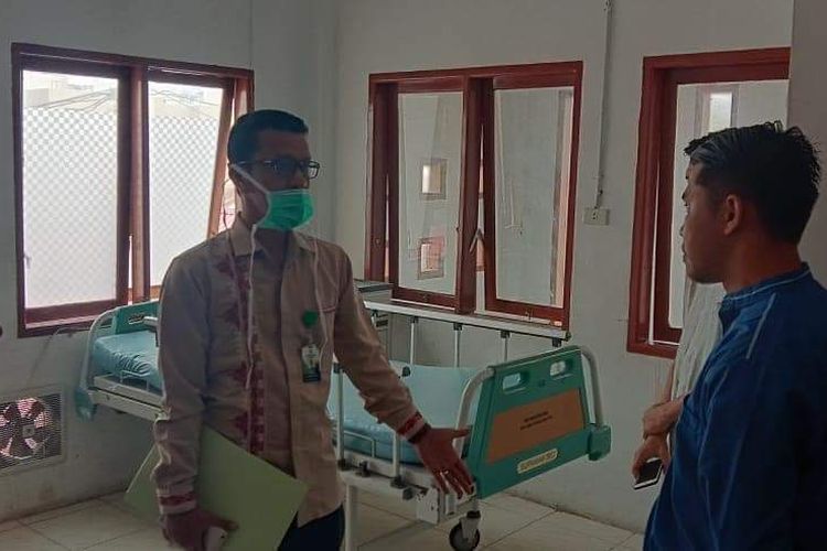 Petugas medis sedang menunjukkan ruang isolasi yang disediakan RSU Datu Beru Takengon bagi pasien positif Covid-19 