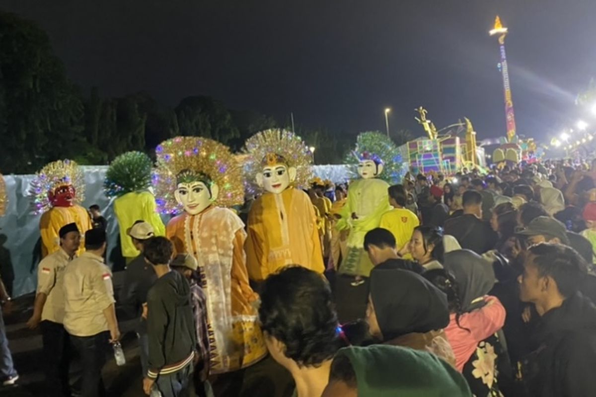 Sejumlah wisatawan memadati  Silang Monumen Nasional (Monas) Jakarta Pusat, Minggu (31/12/2023), jelang perayaan malam Tahun Baru 2024.