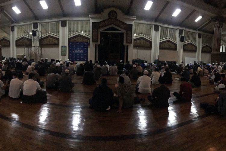 Suasana malam ke-22 itikaf 10 hari terakhir di Masjid Habiburahman, Jalan Pajajaran No 154, Kota Bandung. Masjid yang didirikan Presiden ketiga RI BJ Habibie ini menjadi acuan dan tonggak semaraknya itikaf 10 hari terakhir Ramadhan di Kota Bandung dalam beberapa tahun terakhir.