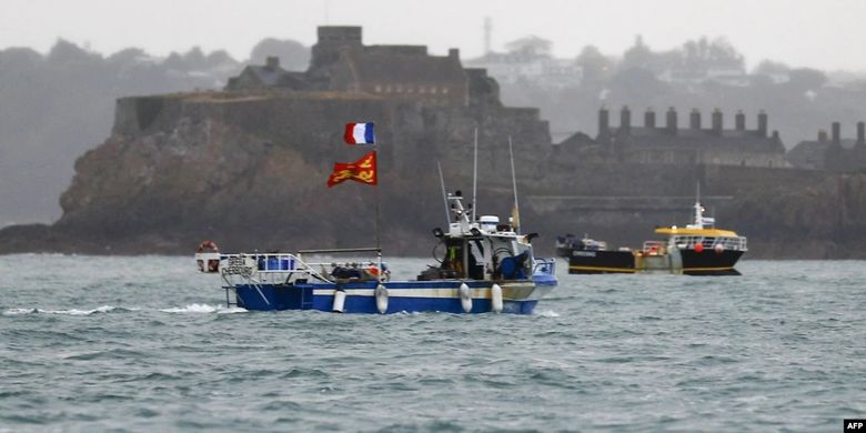 Kapal-kapal nelayan Perancis melakukan protes di depan pelabuhan Saint Helier terkait restriksi penangkapan ikan di perairan Inggris pasca Brexit, Kamis (6/5/2021).