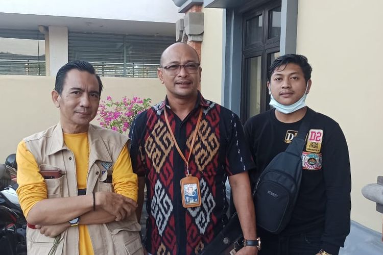Kepala UPT BP2MI Bali, Wiam Satriawan (kiri), Penasihat Hukum I Putu Pastika Adyana (tengah) dan PMI korban penipuan ke PMI, ketut Susena Adiputra (kanan) saat ditemui di Polda Bali pada Minggu (10/4/2022).
