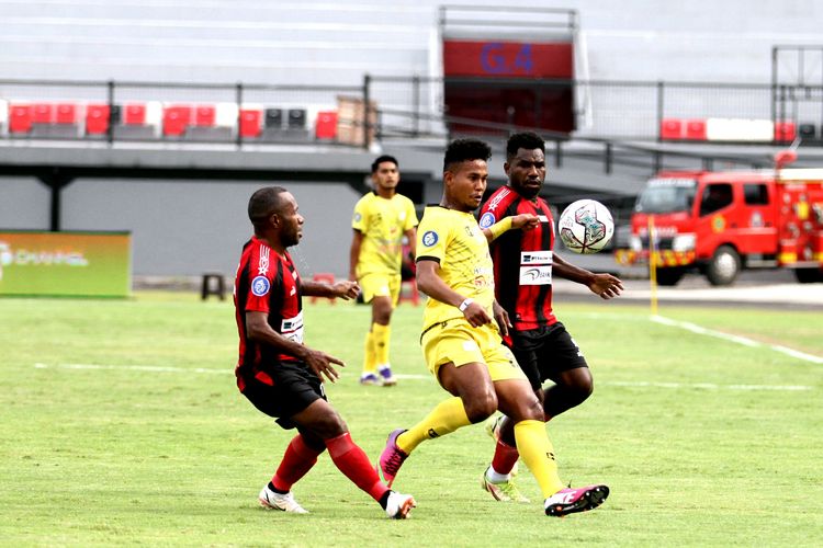 Aksi perebutan bola antara pemain Barito Putera dan Persipura Jayapura dalam duel Liga 1 2021-2022 di Stadion Kapten I Wayan Dipta, Gianyar, Bali, Senin 14 Februari 2022.