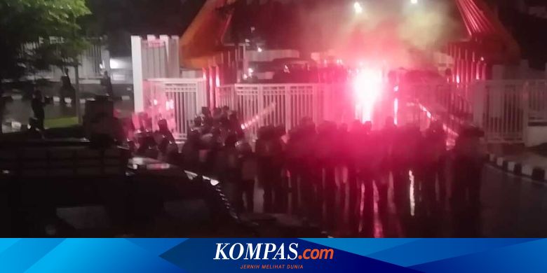 PSIS Semarang Vs Persis Solo Diwarnai Aksi Boikot, Suporter Nyalakan "Flare" - Kompas | Arenanews-1