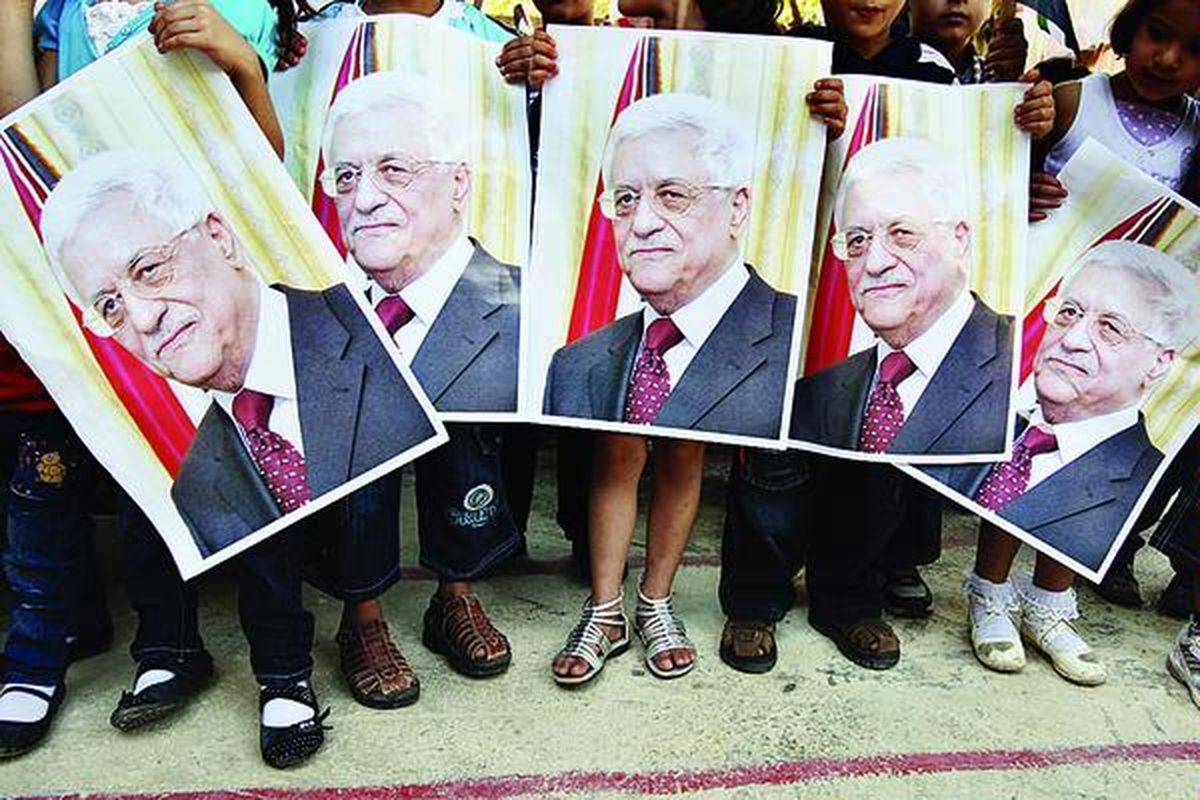 Anak-anak Palestina memegang poster Presiden Palestina Mahmoud Abbas dalam unjuk rasa di Desa Azmut, dekat kota Nablus,  Tepi Barat, Minggu (18/9). Abbas dijadwalkan meminta pengakuan Palestina sebagai negara kepada anggota PBB dalam Sidang Umum PBB yang berlangsung pekan ini.