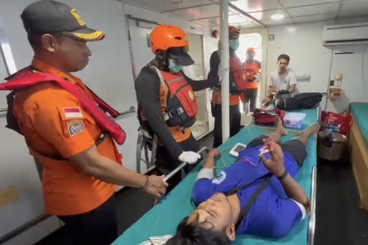 Tim SAR Selamatkan Kru KLM Sea Safari yang Kecelakaan di Laut Banda