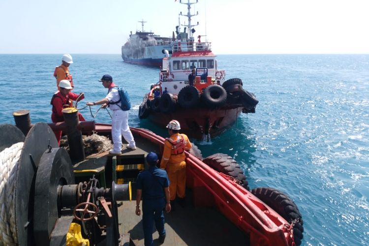 Bangkai KM Santika Nusantara ditarik ke perairan Gresik Jawa Timur, Senin (2/9/2019).