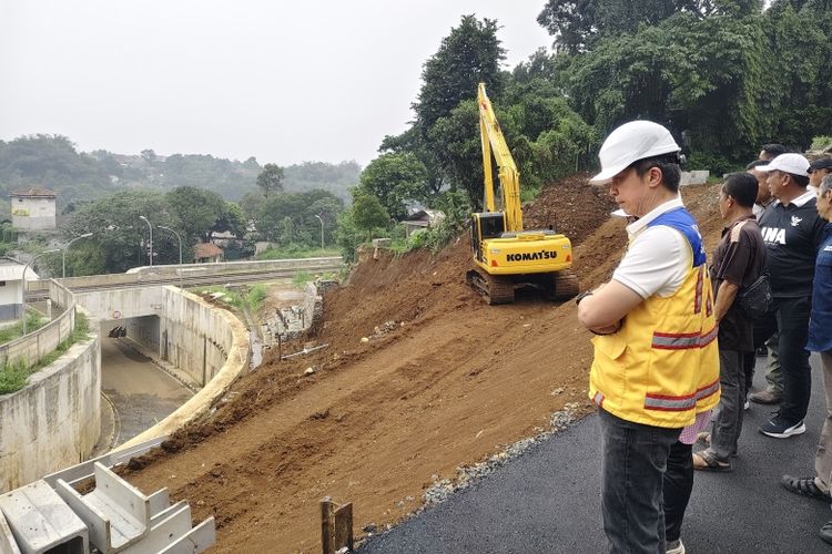 Wali Kota Bogor Dedie A Rachim saat meninjau langsung kesiapan pembukaan akses jalan sementara di Jalan Saleh Danasasmista, Batutulis, Kota Bogor. 