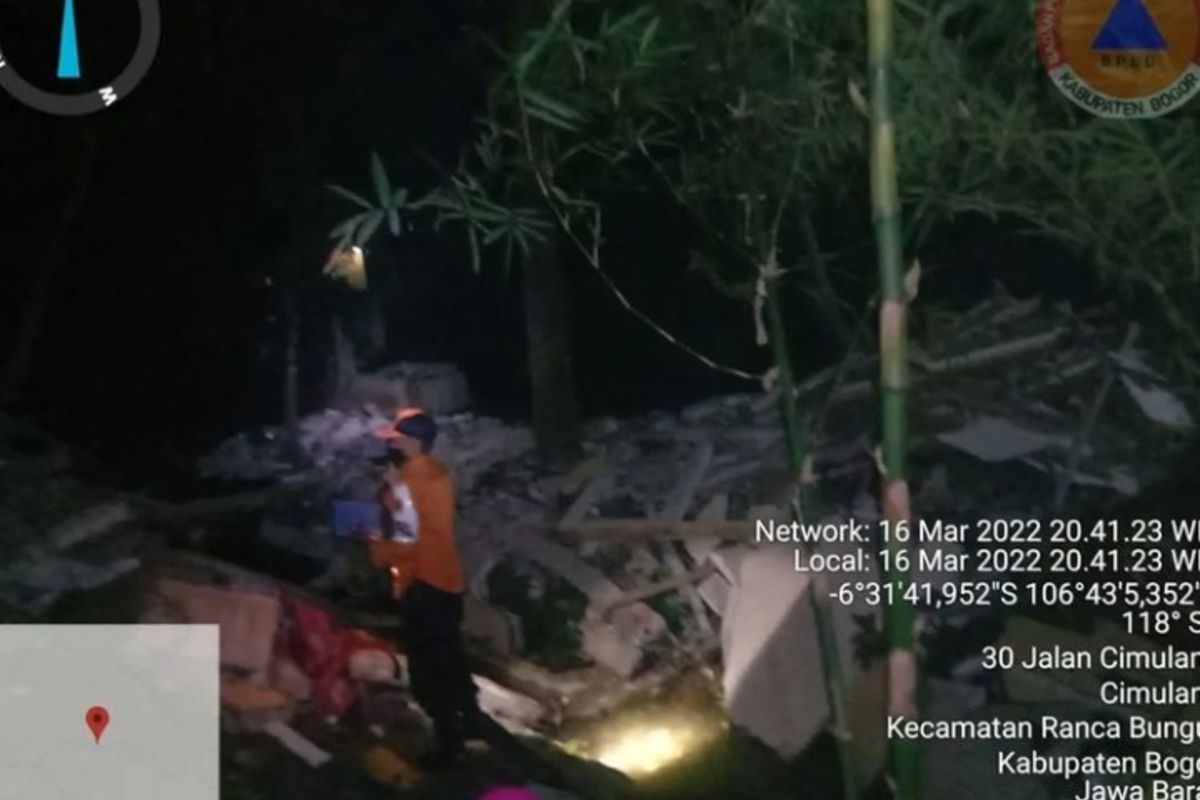 Petugas sedang mengevakuasi puing puing bangunan rumah yang ambruk di Kampung Cikidang, Desa Cimulang, Kecamatan Rancabungur, Kabupaten Bogor, Jawa Barat, Rabu (16/3/2022) malam.