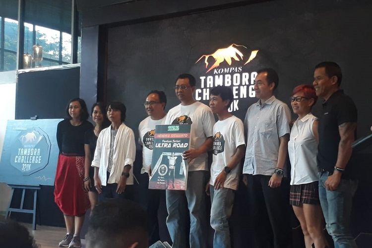 Konferensi Pers Kompas Tambora Challenge bersama Gubernur Nusa Tenggara Barat (NTB) Zulkieflimansyah (tengah) di kawasan Senayan, Jumat (21/2/2020).

