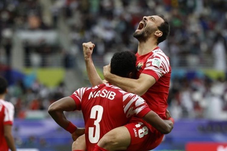 Para pemain Yordania berselebrasi seusai mencetak gol dalam 16 besar Piala Asia 2023 yang mempertemukan Irak vs Yordania di Stadion Khalifa Internasional pada 29 Januari 2024.