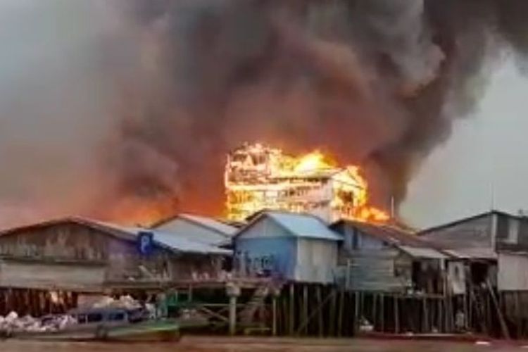 Kebakaran di Mendahara Tengah, api telah membakar 65 rumah
