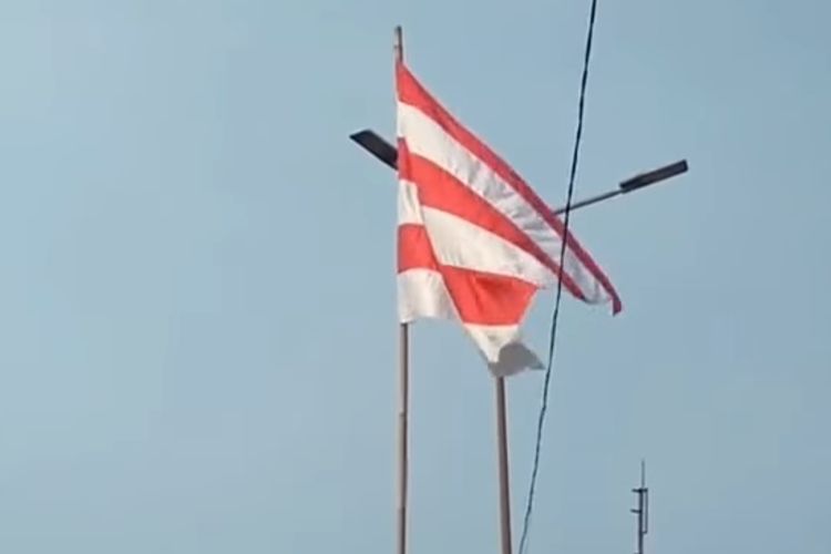 Bendera merah putih selang-seling berkibar di persimpangan jalan kawasan Pasar Minggu, Jakarta Selatan, beredar di media sosial. 