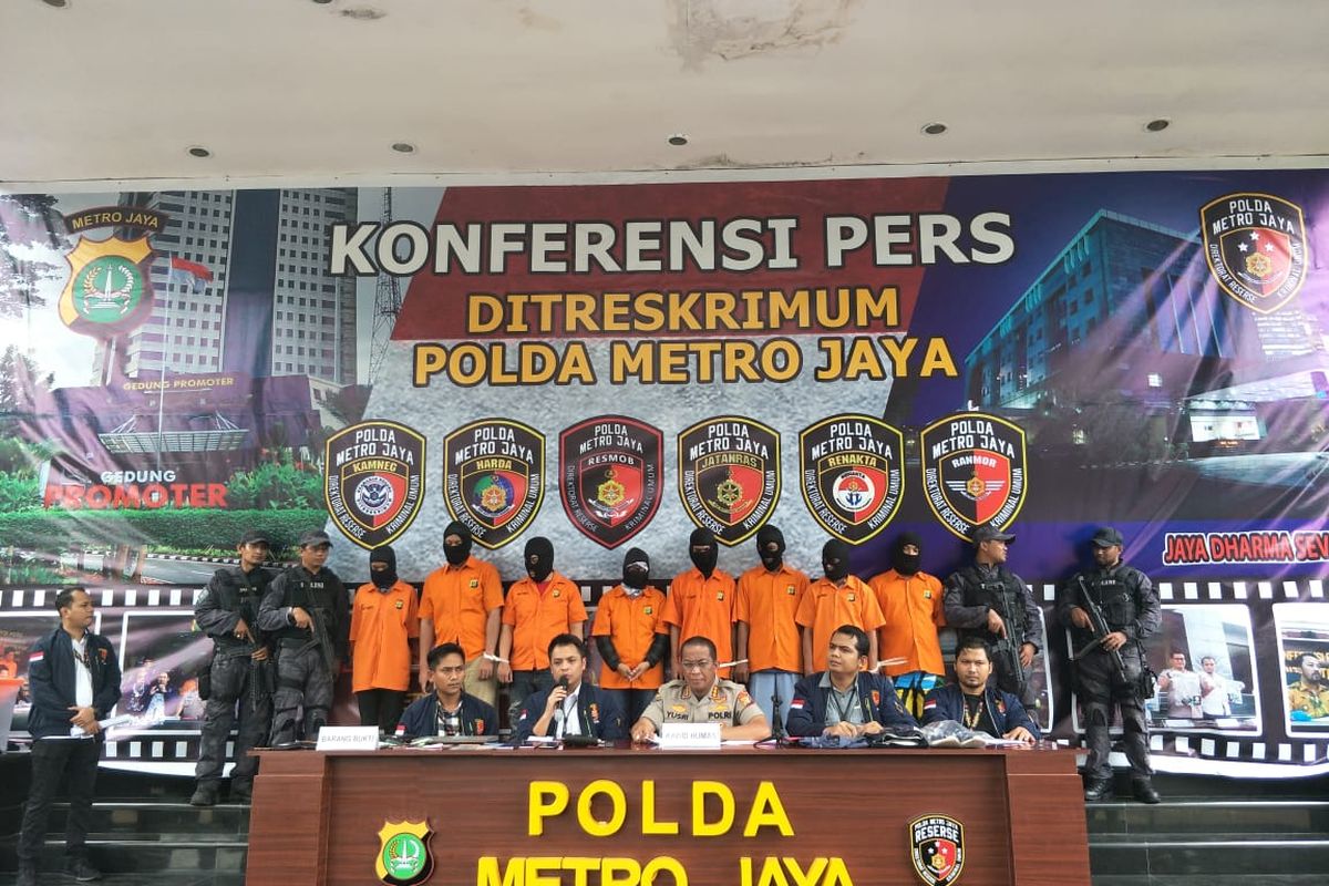 Subdit Jatanras Ditreskrimum Polda Metro Jaya menangkap 8 tersangka terkait kasus pembobolan rekening melalui nomor telepon seluler milik wartawan senior, Ilham Bintang. Foto diambil saat konferensi pers di Polda Metro Jaya, Jakarta Selatan, Rabu (5/2/2020).
