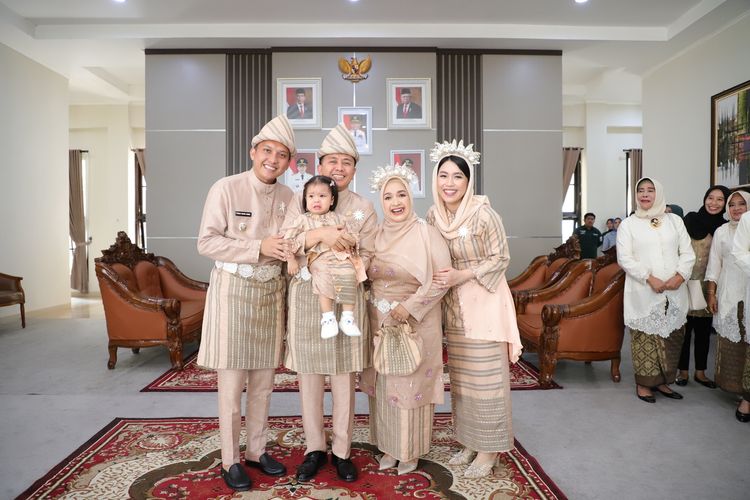 Bupati Ogan Ilir Panca Wijaya Akbar dan keluarga menggunakan kain Gebeng saat peringatan HUT Ogan Ilir 3.