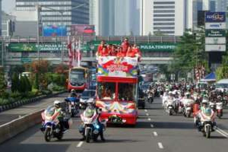 Suasana hari kedua arak-arakan pahlawan olahraga Indonesia di Olimpiade Brasil 2016 dari kantor Kemenpora hingga Istana Negara berlangsung meriah, Rabu (24/8) pagi