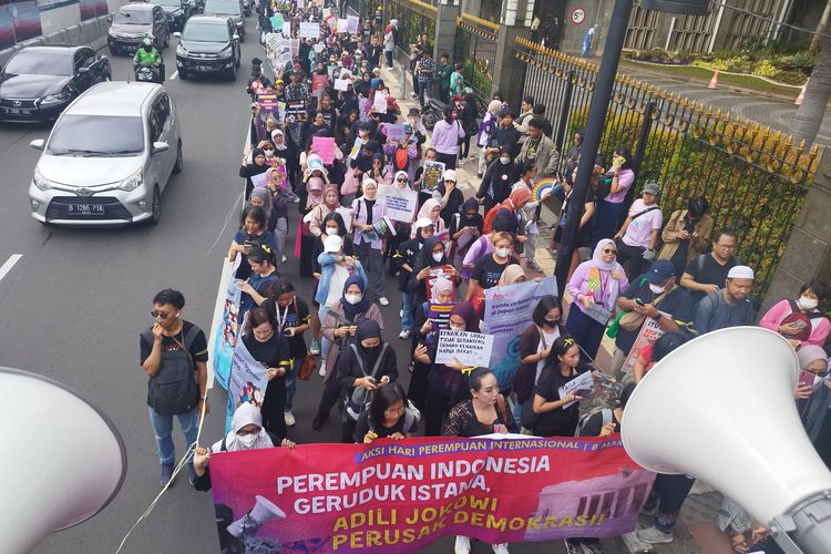 Massa Aksi Hari Perempuan Internasional saat long march menuju Patung Kuda, Gambir, Jakarta Pusat, Jumat (8/3/2024).
