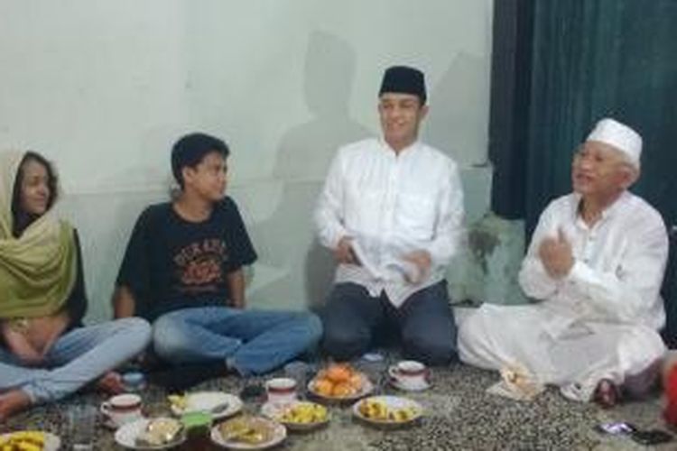 Anies Baswedan di sela kunjungannya keliling 3.000 kilometer di Pulau Jawa dalam rangka konvensi calon presiden Partai Demokrat.