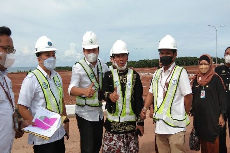 Bupati Batang Wihaji bersama pimpinan Kawasan Industri Terpadu Batang sedang mengecek lokasi yang akan dibangun pabrik di KIT Batang.