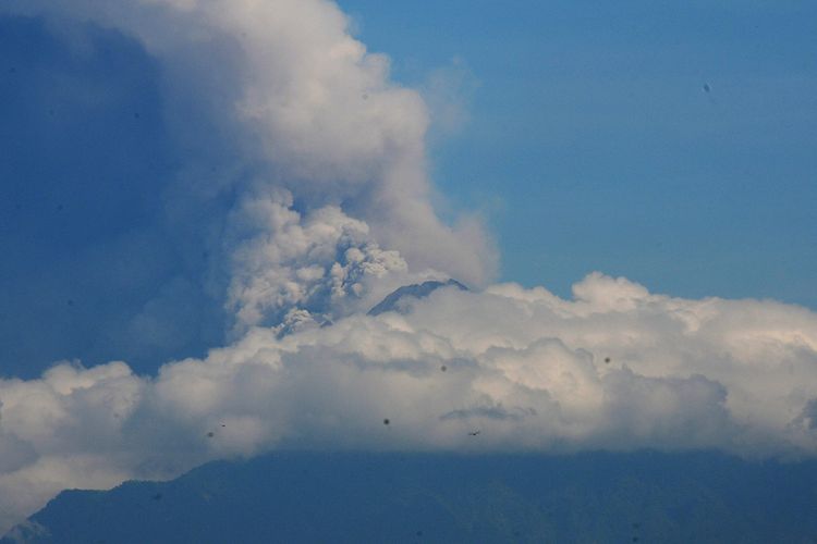 Erupsi Gunung Merapi terlihat dari Sawit, Boyolali, Jawa Tengah, Minggu (21/6/2020). Berdasarkan data pengamatan Balai Penyelidikan dan Pengembangan Teknologi Kebencanaan Geologi (BPPTKG), terjadi erupsi Gunung Merapi pada pukul 09.13 WIB dengan aplitudo 75 mm, durasi 328 detik dan tinggi kolom erupsi kurang lebih 6.000 meter dari puncak.