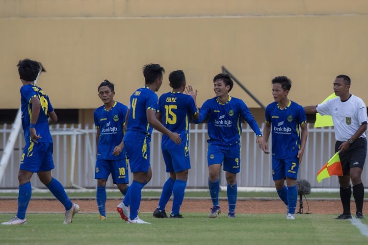 Pesepak bola Jawa Barat Muchamad Wildan Ramdhani Nugraha (ketiga kanan) bersama rekan setimnya meluapkan kegembiraannya usai mencetak gol ke gawang NTT saat pertandingan penyisihan Sepak Bola putra PON Papua di Stadion Mandala, Kota Jayapura, Papua, Kamis (30/9/2021). Jawa Barat menang tipis atas NTT dengan skor akhir 1-0. ANTARA FOTO/Nova Wahyudi/wsj.
