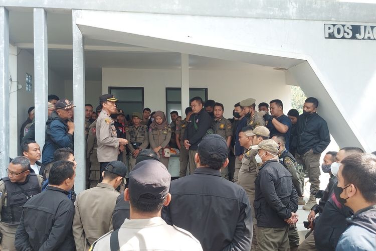 Ratusan personel Satpol PP Bandung Barat berstatus tenaga honorer melaksanakan konsolidasi untuk menuntut kejelasan nasib mereka di Komplek Perkantoran Pemkab Bandung Barat, Senin (3/10/2022).