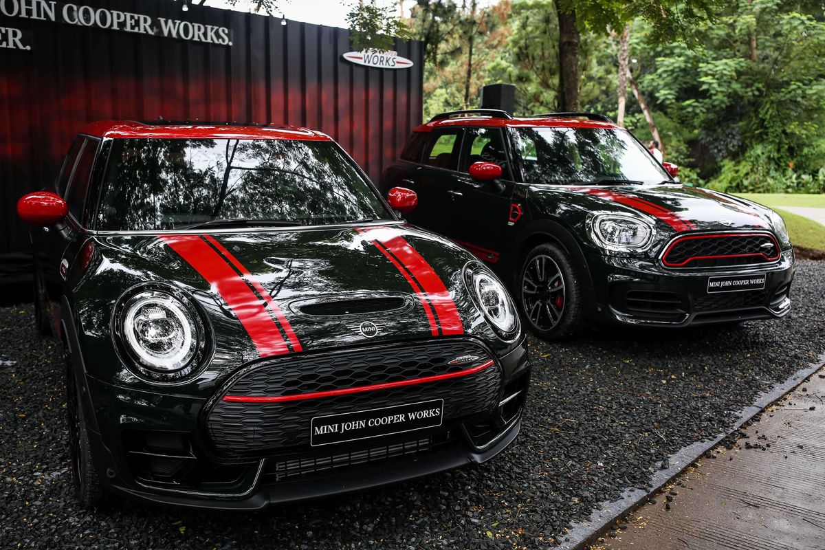 New MINI John Cooper Works yaitu: MINI JCW Clubman dan MINI JCW Countryman saat peluncuran di Acta Brasserie, Senayan, Jakarta, Jumat (14/2/2020). New MINI Clubman hadir dalam dua varian: MINI Cooper Clubman dan MINI Cooper S Clubman, masing masing ditawarkan dengan harga Rp.705.000.000,- dan Rp. 875.000.000,- off-the-road. Kedua kendaraan ini memiliki fungsionalitas tingkat tinggi serta penggunaan ruang dengan cara kreatif yang merupakan ciri khas kendaraan MINI.