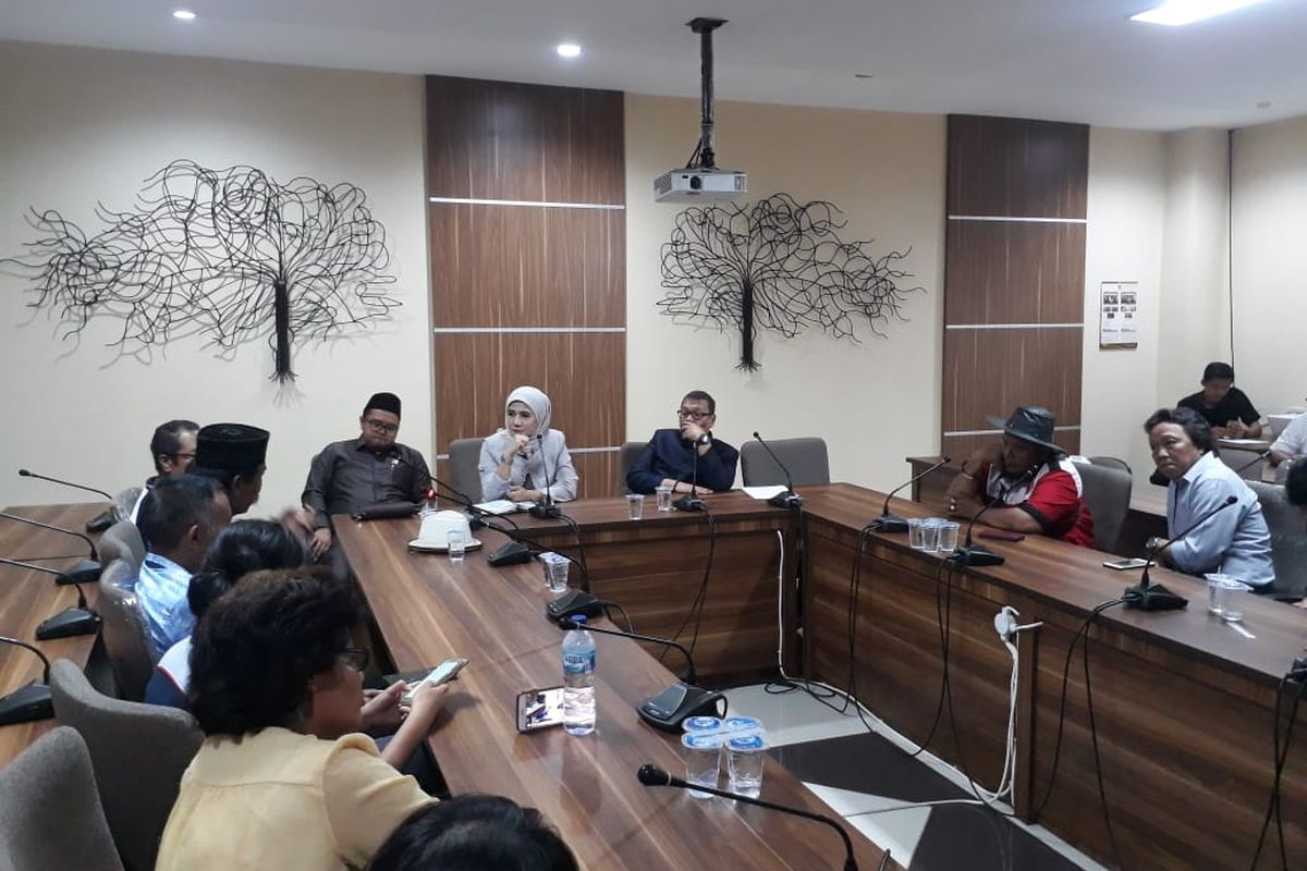 Warga Kampung Bulak, Cisalak, Depok melakukan audiensi dengan DPRD Kota Depok di Gedung DPRD Kota Depok, Rabu (13/11/2019)