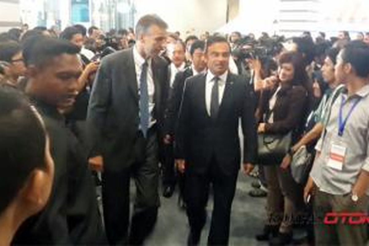 Global Head Datsun, Vincent Cobee (kiri) dan Carlos Ghosn, CEO Nissan di 