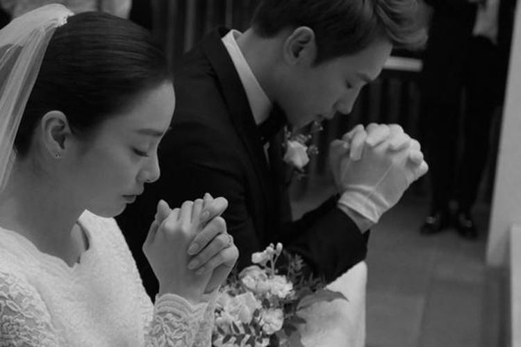 Artis Korea Selatan Rain dan Kim Tae Hee berdoa pada upacara pernikahan mereka di sebuah gereja di Seoul, Kamis (19/1/2017).