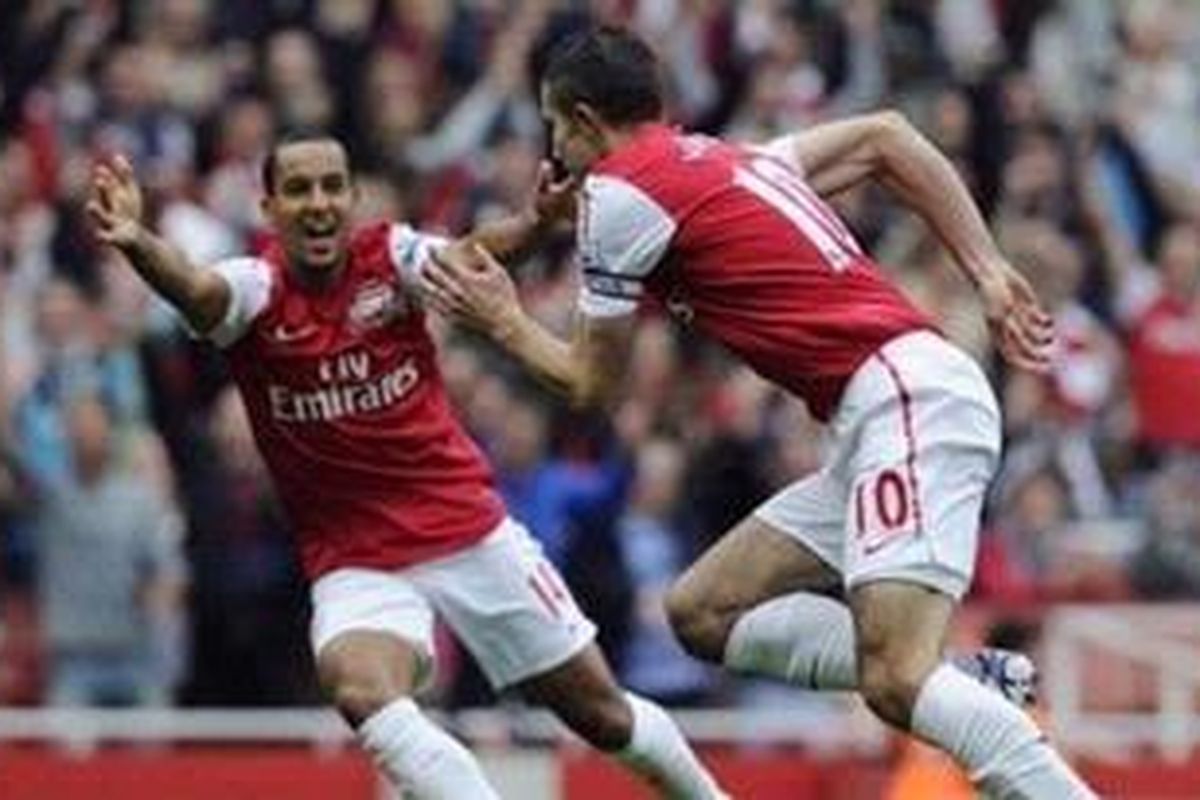 Penyerang Arsenal, Robin van Persie (kanan), merayakan gol pertamanya (dari dua) ke gawang Sunderland bersama dengan pemain sayap Theo Walcott, di Emirates, Minggu (16/10/2011).