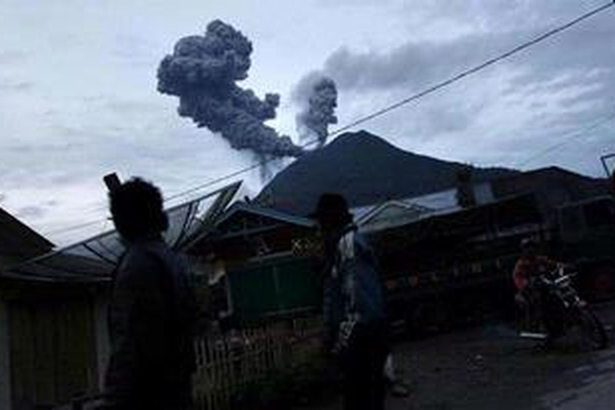 Gunung Sinabung mengeluarkan debu vulkanik terlihat dari Desa Sukanalu, Karo, Sumatera Utara. Gunung ini kembali meletus, Senin (30/8/2010) sekitar pukul 06.00 WIB. 