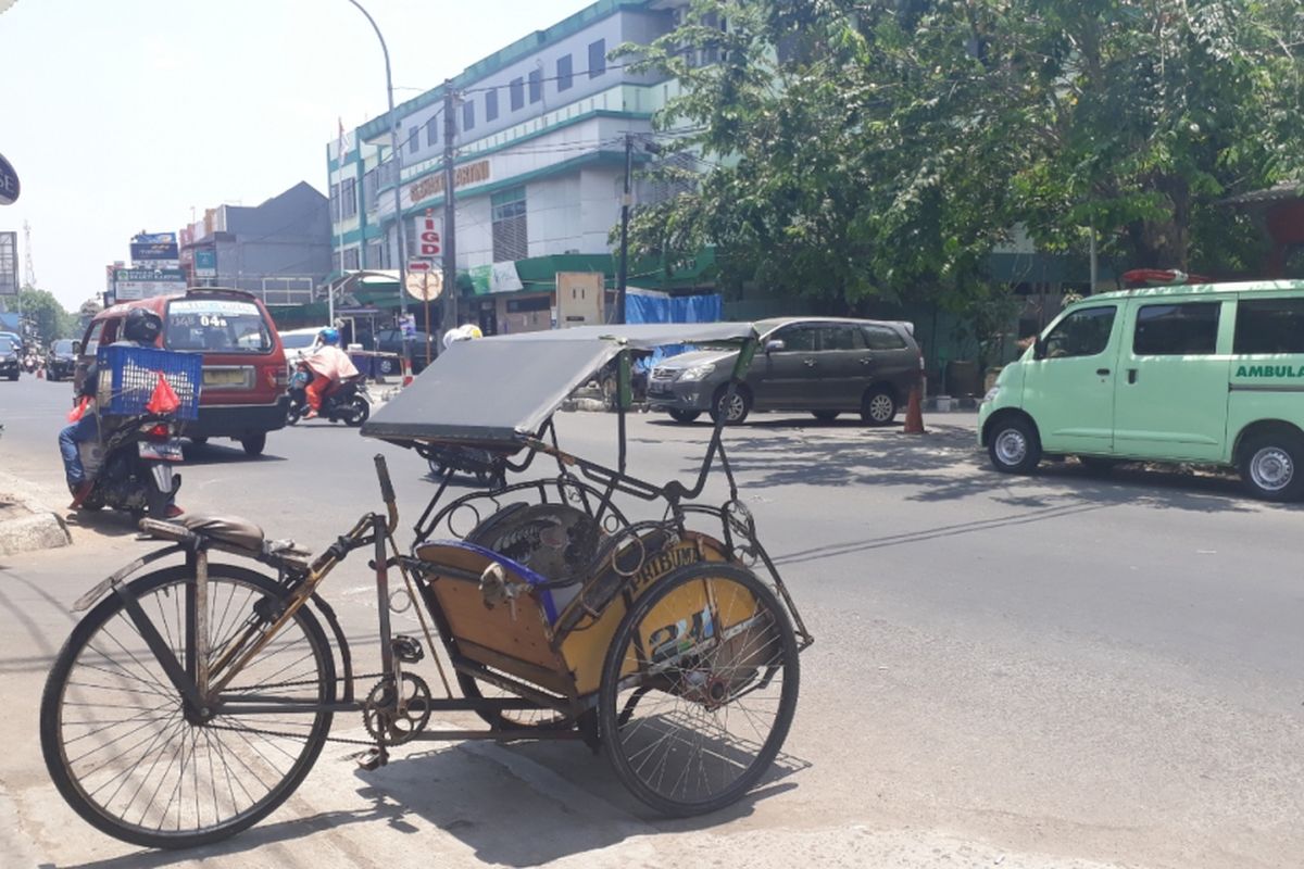 Salah satu becak yang mangkal di Jalan R.A Kartini, Bekasi Timur, Kota Bekasi, Selasa (9/10/2018).