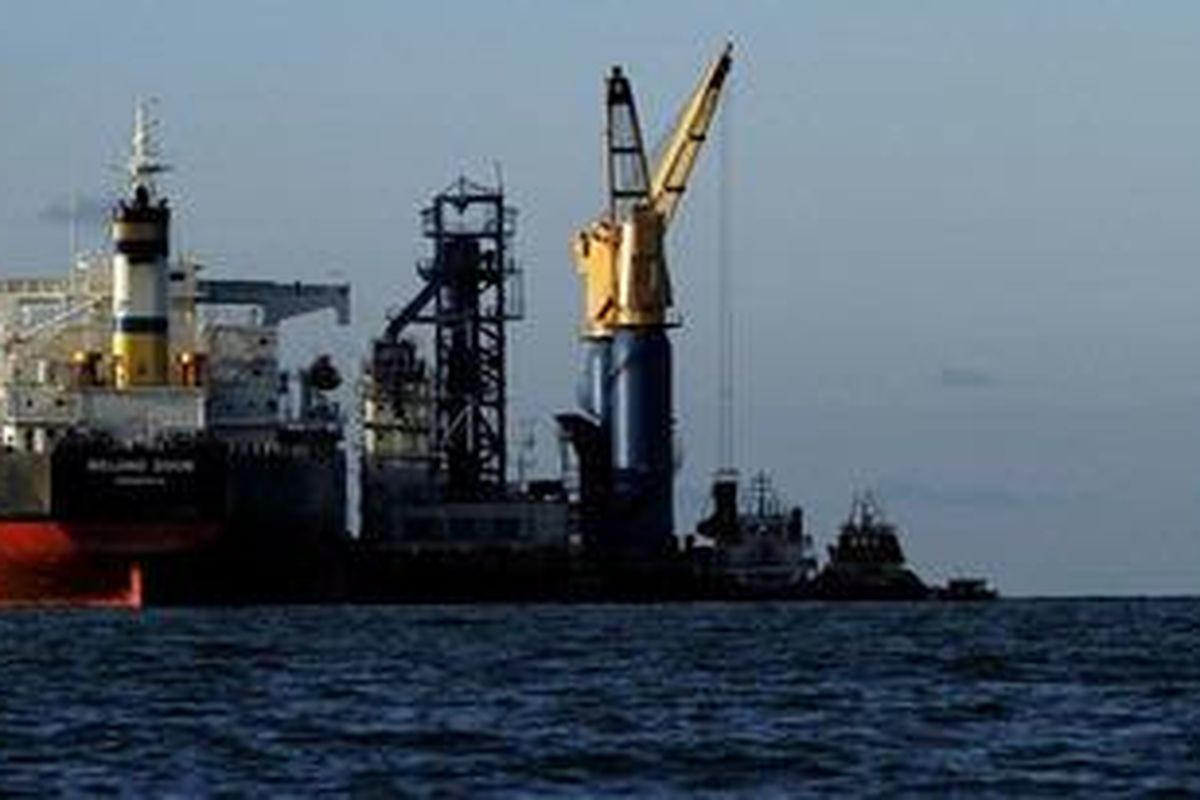 Coal produced by Berau Coal is being loaded onto the Beijing 2008 Monrovia ship in Indonesias East Kalimantan province August 17, 2010. Chinas mining and oil companies, including CNOOC and Chinalco, are scouring the world - from Australia to Brazil, and Canada to Indonesia - for takeover targets to secure long-term supply for the worlds fastest growing major economy. 