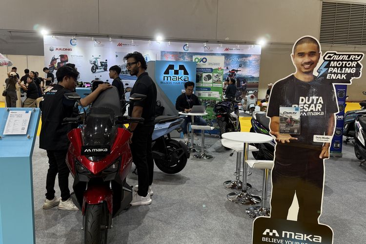 Booth Maka Motors di PEVS 2025