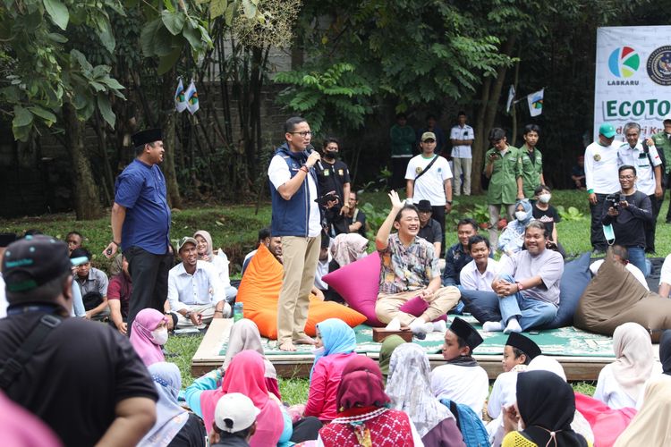 Menteri Pariwisata dan Ekonomi Kreatif Sandiaga Uno saat di TBM Alang Alang, Jagakarsa, Jakarta Selatan.