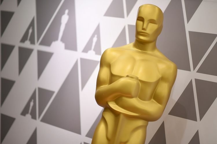 Sebuah patung Piala Oscar dipajang menjelang penyelenggaraan Academy Awards ke-89 di Dolby Theatre, Los Angeles, California, pada Minggu (4/3/2018).