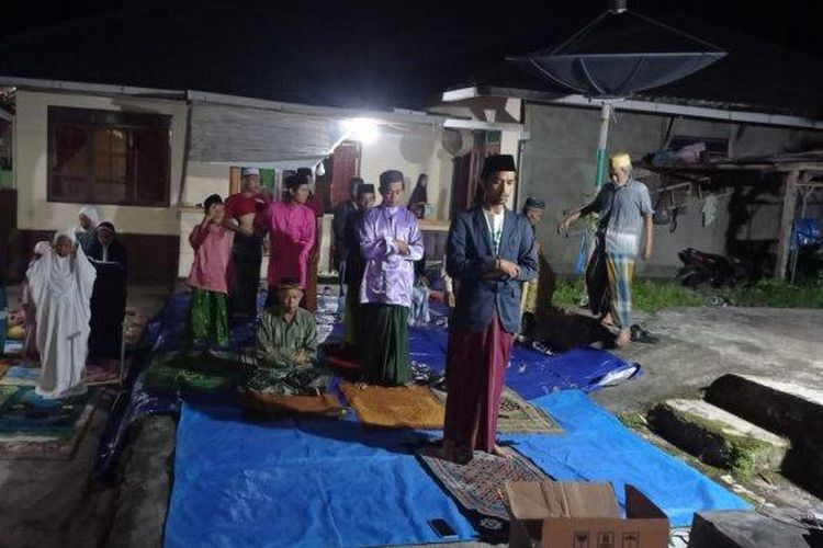 Warga Desa Gunung Teguh, Kecamatan Sangkapura, di Pulau Bawean, Gresik melaksanakan ibadah salat di tengah ancaman gempa
