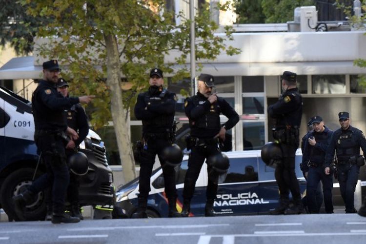 Polisi Spanyol berjaga di dekat kedutaan AS di Madrid, pada 1 Desember 2022, setelah mereka menerima bom surat, mirip dengan yang meledak di kedutaan Ukraina.