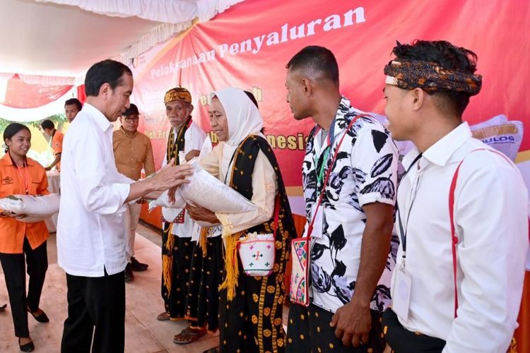 Presiden Joko Widodo saat membagikan bantuan beras untuk masyarakat di Kompleks Pergudangan Danga, Kabupaten Nagekeo, Provinsi Nusa Tenggara Timur (NTT), pada Selasa (5/12/2023).